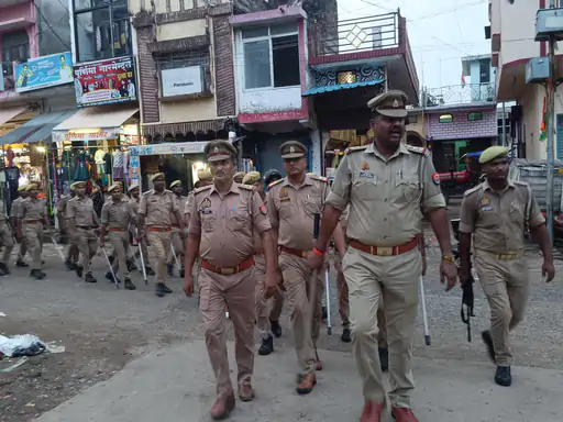 त्यौहारों को लेकर शोहरतगढ़ व चिल्हिया में पुलिस का फ्लैग मार्च