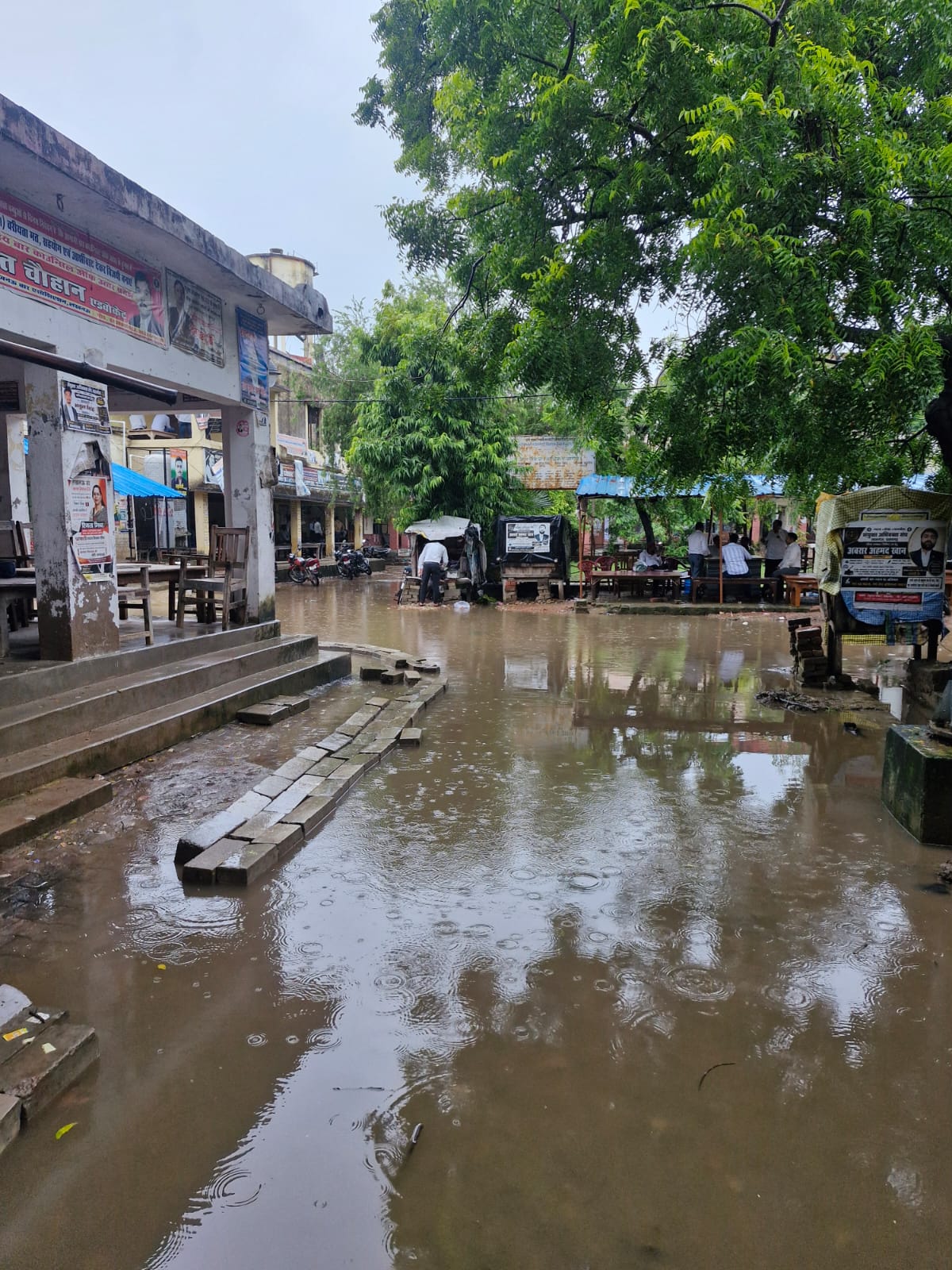 बारिश के चलते जलजमाव को लेकर फजीहत में दिखे लोग, गुस्से में वकील