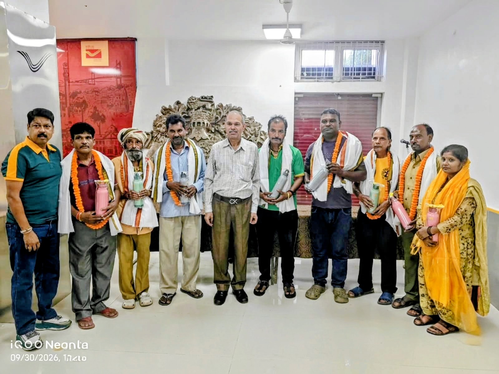 स्वच्छता कर्मियों को शॉल व उपहार देकर किया सम्मानित