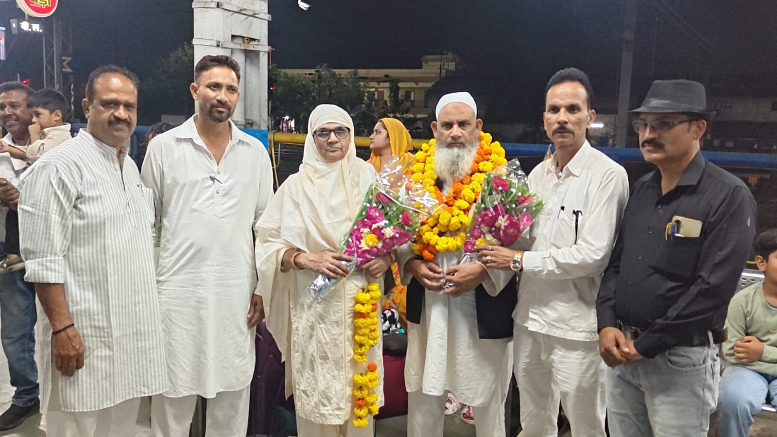 झाँसी में उमरा पर जाने वाले जायरीनों का फूल-मालाओं से हुआ भव्य इस्तकबाल मस्जिद गौहर अली के मोअज्जिन लुकमान खान पत्नी नाजमा के साथ मुकद्दस सफर पर झाँसी से हुए रवाना