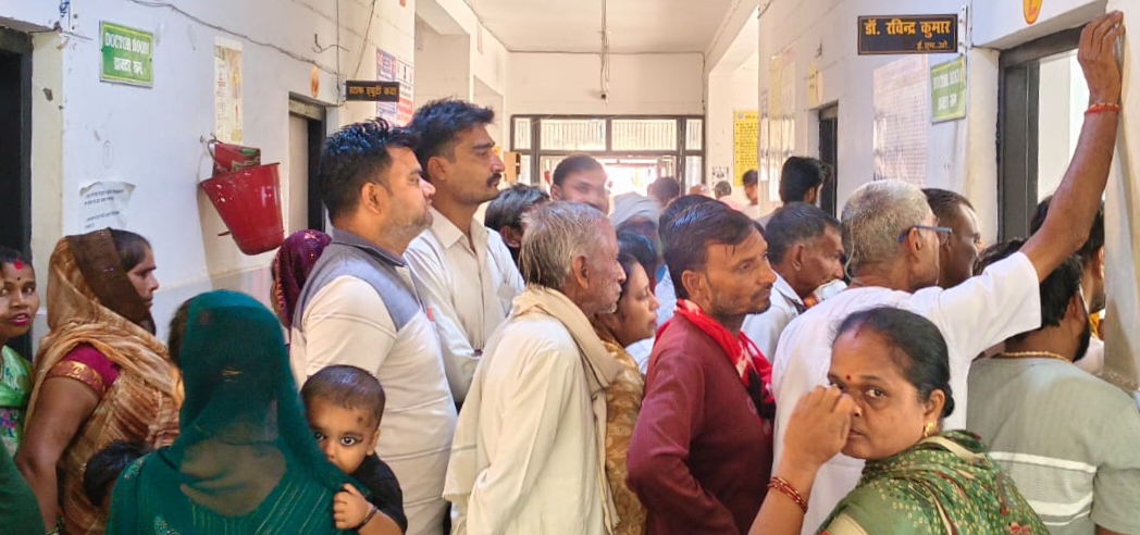 सीएमएस ने समस्या सुनने के बजाय मरीज को दूसरे कमरे में दिखने की कही बात व्यवस्थाओं पर उठेसवाल ओपीडी में एक डॉक्टर के सहारे रामाधीन 50 शैय्या अस्पताल, मरीज परेशान