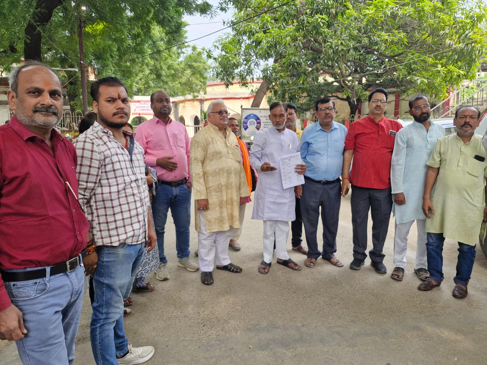 न्च्प् पर डक्त् के विरोध में व्यापारियों ने डीएम को सौंपा ज्ञापन डक्त् टैक्स वापस लो, नहीं तो होगा चरणबद्ध आंदोलन - व्यापार मंडल