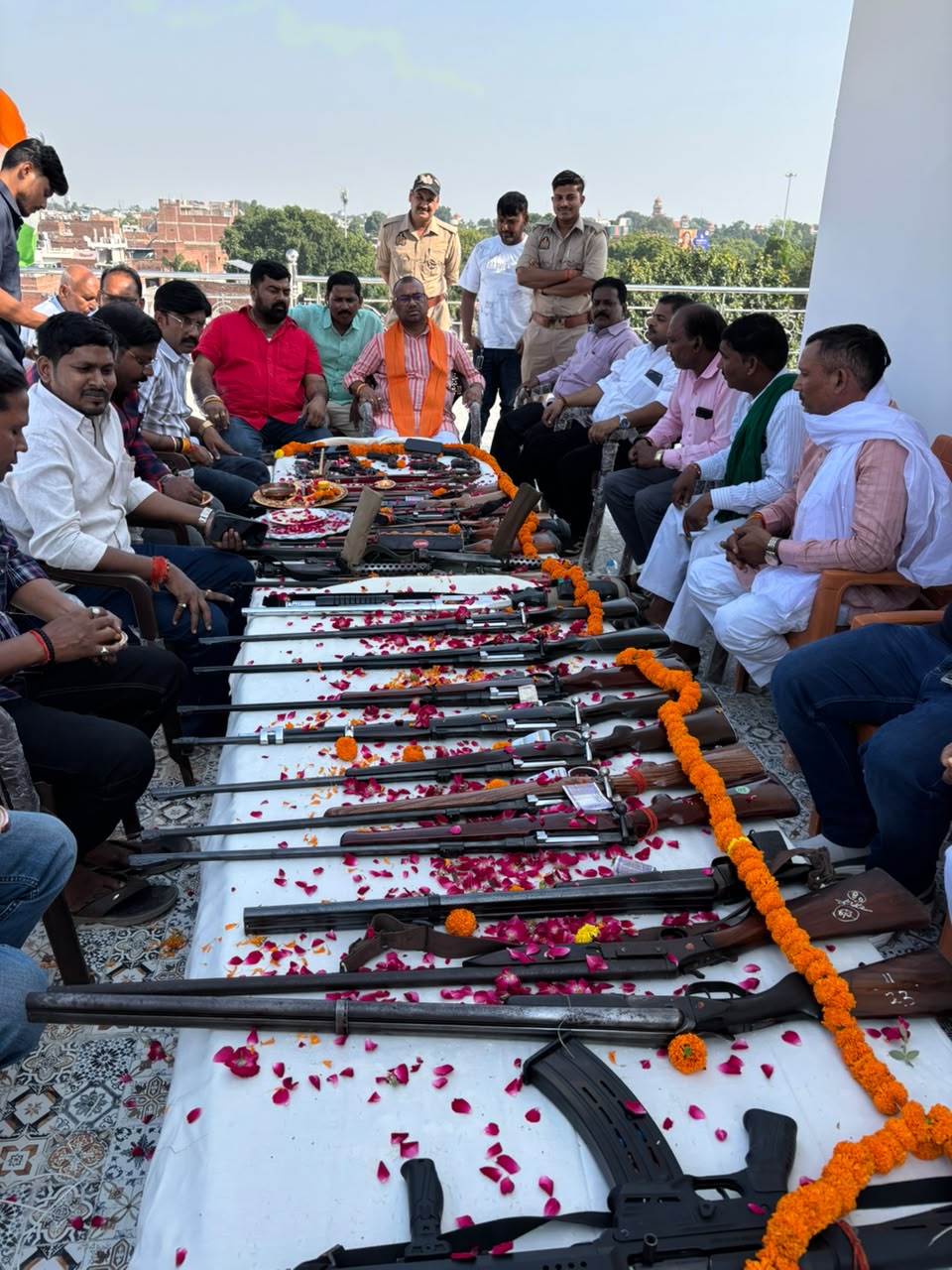 भाजपा एमएलसी डा सुरेन्द्र चैधरी ने साथियों के साथ किया शस्त्र पूजन शस्त्र पूजन में थे अलग - अलग लोगों के लाइसेंसी हथियार
