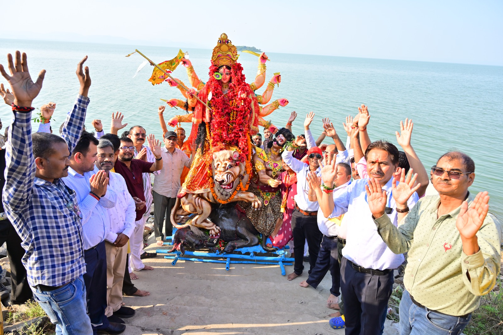 मां दुर्गा को श्रद्धापूर्वक दी गई विदाई