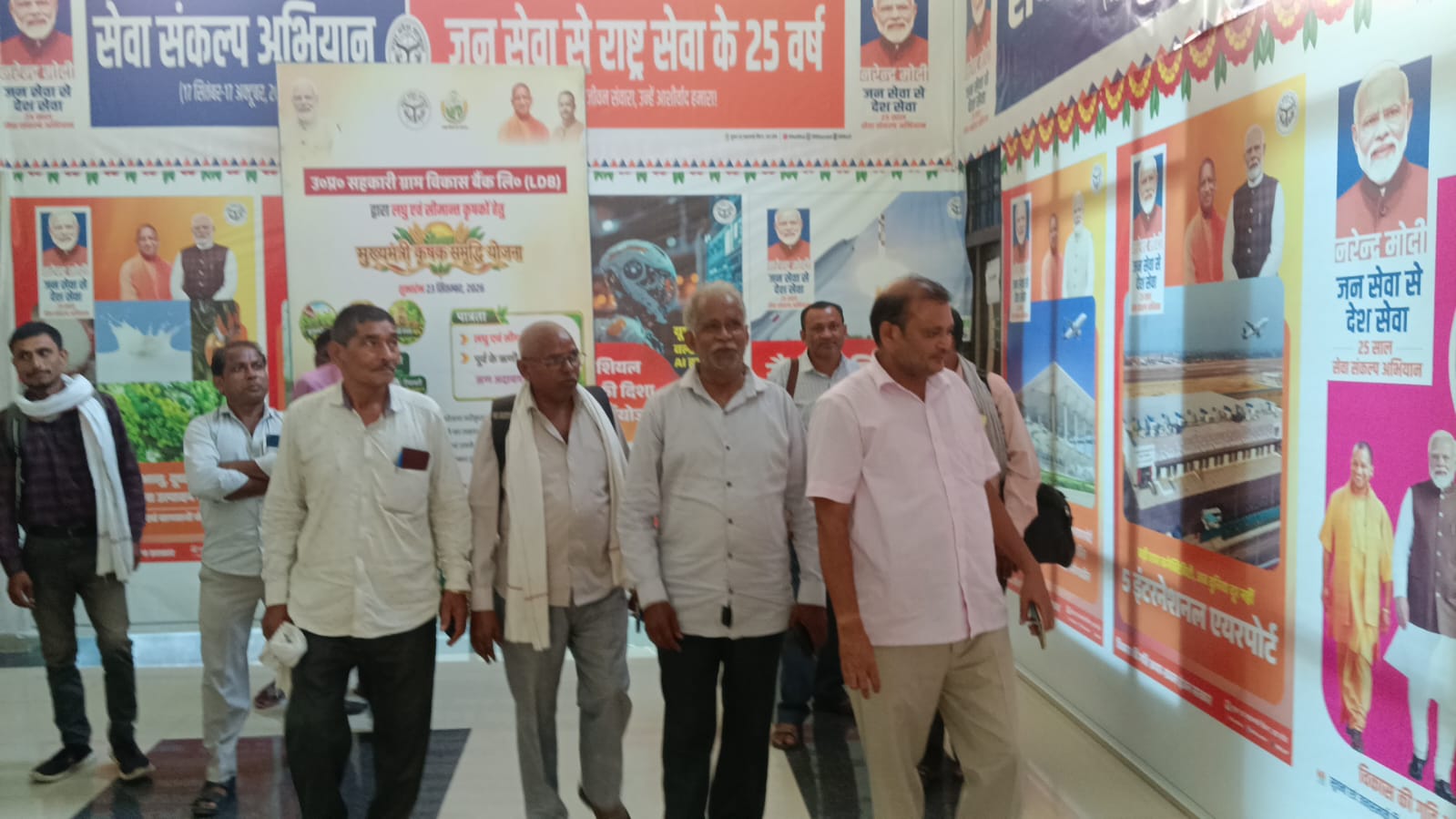 सूचना विभाग की चित्र प्रदर्शनी में दिखीं सरकार की योजनाएं और उपलब्धियां - मुख्यमंत्री कृषक समृद्धि योजना के कार्यक्रम में पहुंचे किसानों ने किया अवलोकन