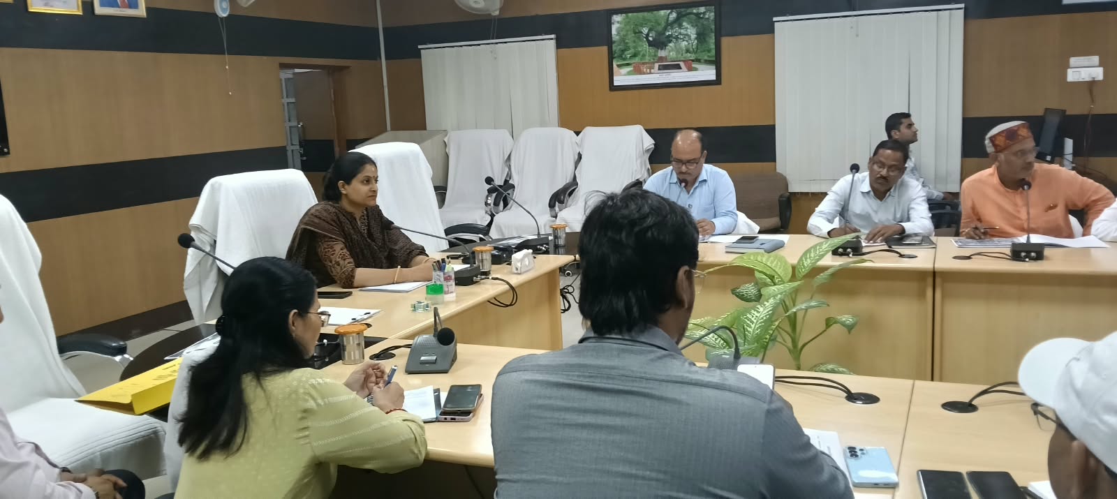 घाटों की सफाई और मूर्ति विसर्जन की व्यवस्था समय से पूरी करेंरू डीएम - जिला गंगा एवं पर्यावरण समिति की बैठक में जल संरक्षण, प्लास्टिक पर रोक और कचरा निस्तारण की समीक्षा