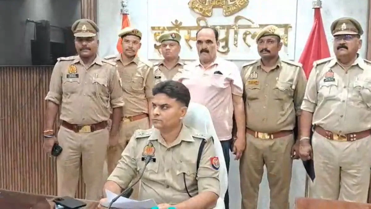 नकली सिगरेट फैक्ट्री का भंडाफोड़, दो करोड़ का माल बरामद तीन मशीनों से तैयार हो रही थीं नामी कंपनियों के ब्रांड वाली नकली सिगरेट, 63 वर्षीय आरोपी गिरफ्तार