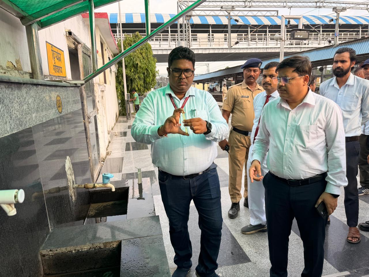 विंध्याचल मेले की तैयारियों का एडीआरएम ने लिया जायजा विंध्याचल और मिर्जापुर स्टेशन का निरीक्षण, यात्री सुविधाएं दुरुस्त रखने के निर्देश