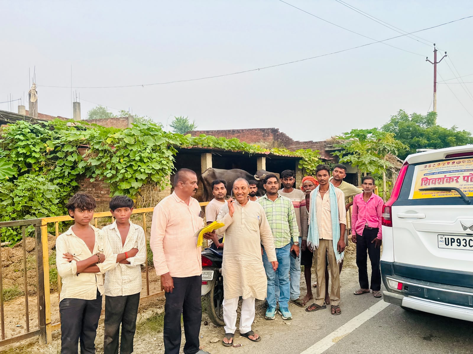 स्नातक एमएलसी चुनाव के निर्दलीय प्रत्याशी ने प्रयागराज में स्नातक मतदाताओं से मिले, मांगा वोट