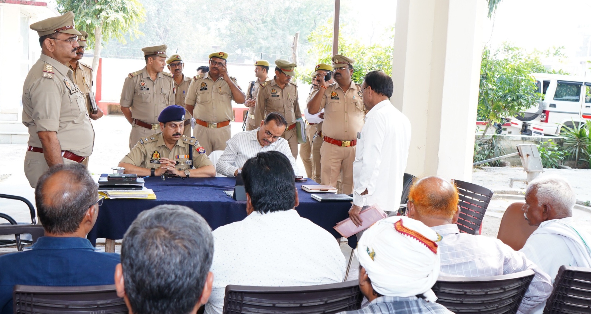 इकदिल थाना समाधान दिवस में डीएम और एसएसपी ने सुनीं फरियादियों की समस्याएं  शिकायतों के निष्पक्ष एवं समयबद्ध निस्तारण के लिए संबंधित अधिकारियों को दिए निर्देश