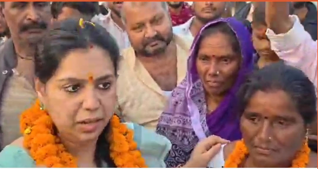 लहुरियादह में पूर्व जिलाधिकारी दिव्या मित्तल का जनसैलाब ने किया भव्य स्वागत, पानी पहुंचाने वाली 'डीएम दीदी' से मिलकर छलके आंसू