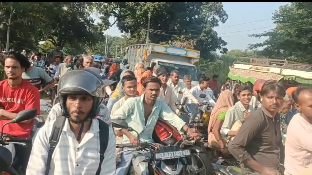 ऑटो व ई रिक्शा की भिड़ंत में आधा दर्जन के करीब श्रद्धालु चोटिल