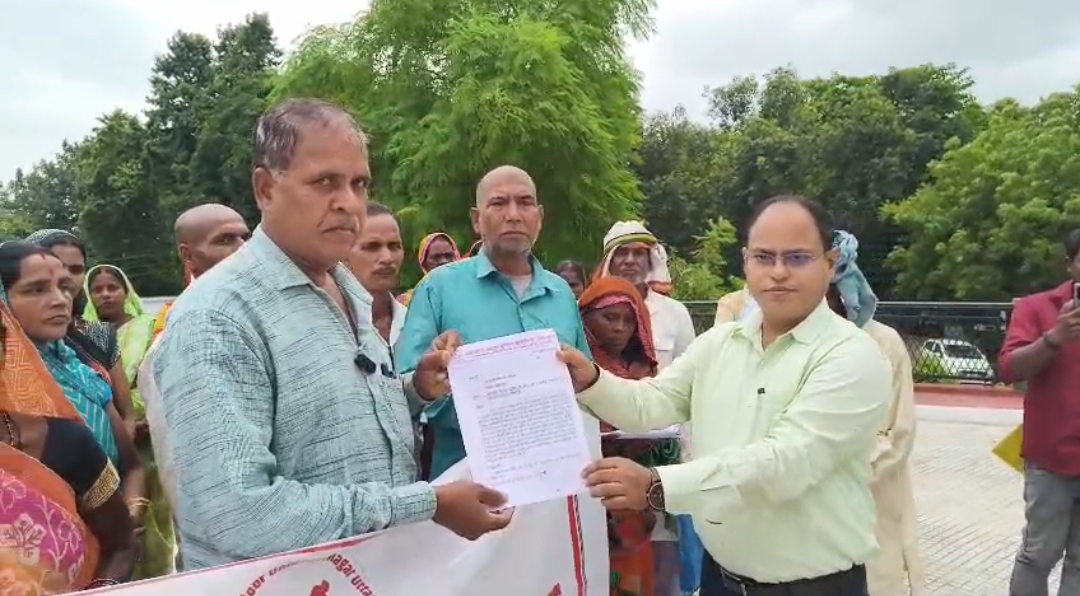 पिपरा की सीलिंग भूमि पर दबंगों के कब्जे का आरोप, असंगठित मजदूर यूनियन ने डीएम को सौंपा ज्ञापन  10 सूत्रीय मांग-पत्र में पट्टेदारों को कब्जा दिलाने, भूमि संक्रमणीय करने और पीएम आवास में धांधली की जांच की मांग