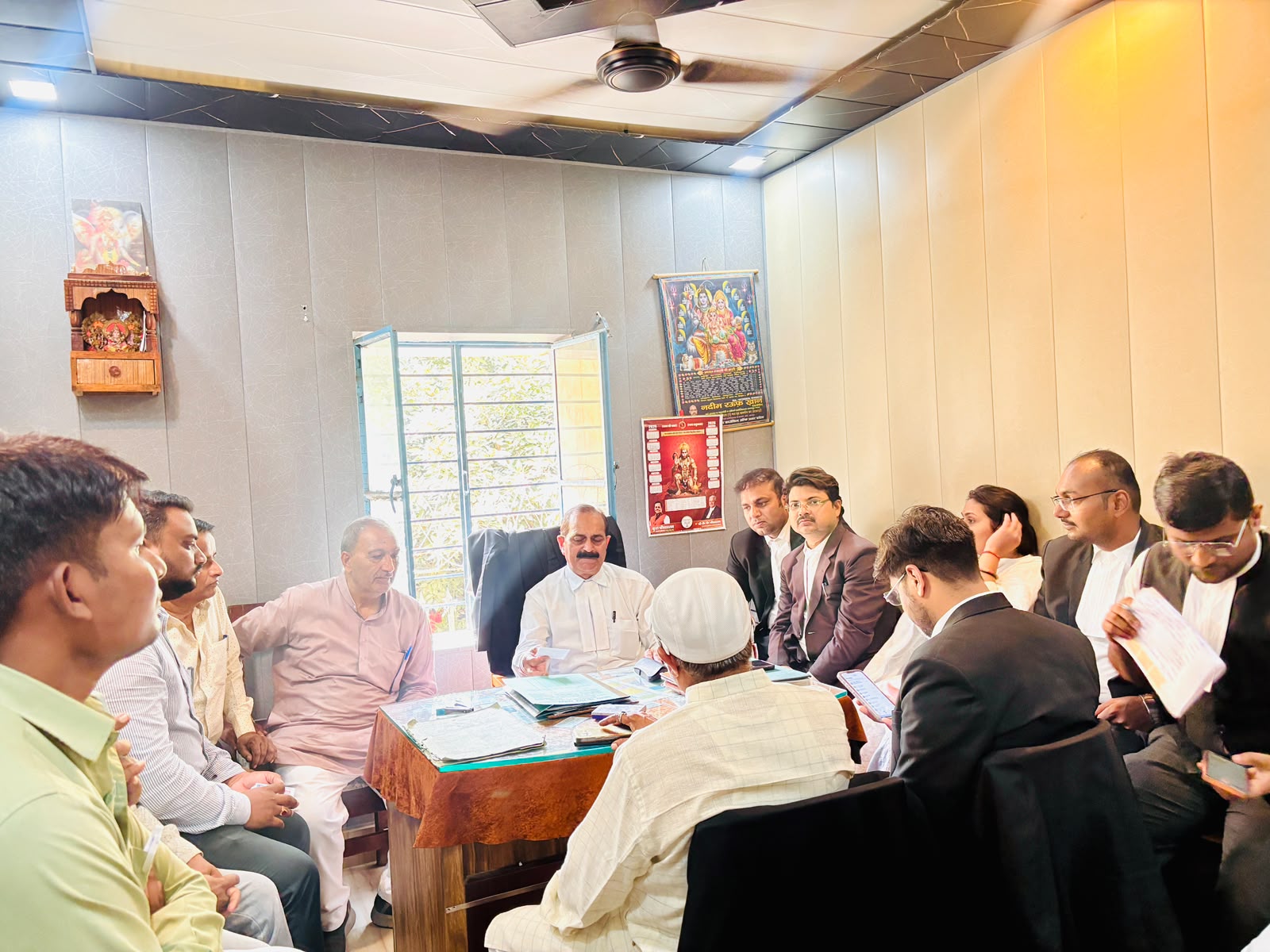 स्नातकों के बीच पहुंचे शिवशंकर पटेल, किया सघन जनसंपर्क   शिक्षा, रोजगार और कर्मचारियों के अधिकारों को बनाया संवाद का केंद्र, विभिन्न क्षेत्रों में मतदाताओं से की मुलाकात