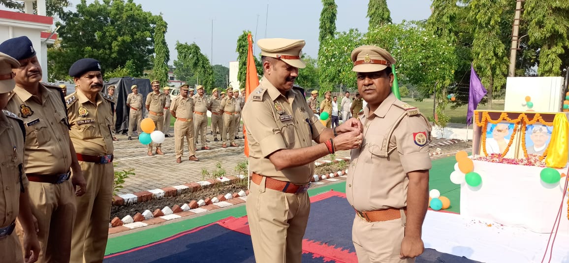 *राष्ट्रपिता महात्मा गांधी जी एवं पूर्व प्रधानमंत्री लाल बहादुर शास्त्री जी की जयंती के अवसर पर 14 पुलिसकर्मियों में 7 को अति उत्कृष्ट व 7 को उत्कृष्ट सेवा पदक प्रदान किया गया