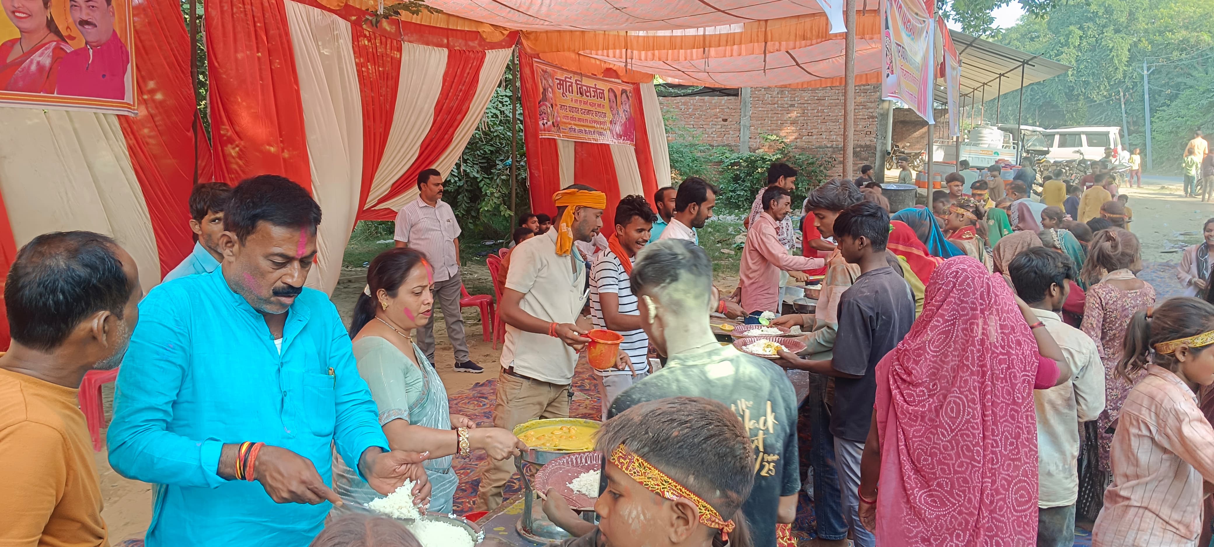 मूर्ति विसर्जन पर कालेश्वर घाट व फरीदगंज में हुआ भव्य भंडारा नगर पंचायत अध्यक्ष रागिनी अरुण केशरवानी ने श्रद्धालुओं को वितरित किया कढ़ी-चावल का प्रसाद