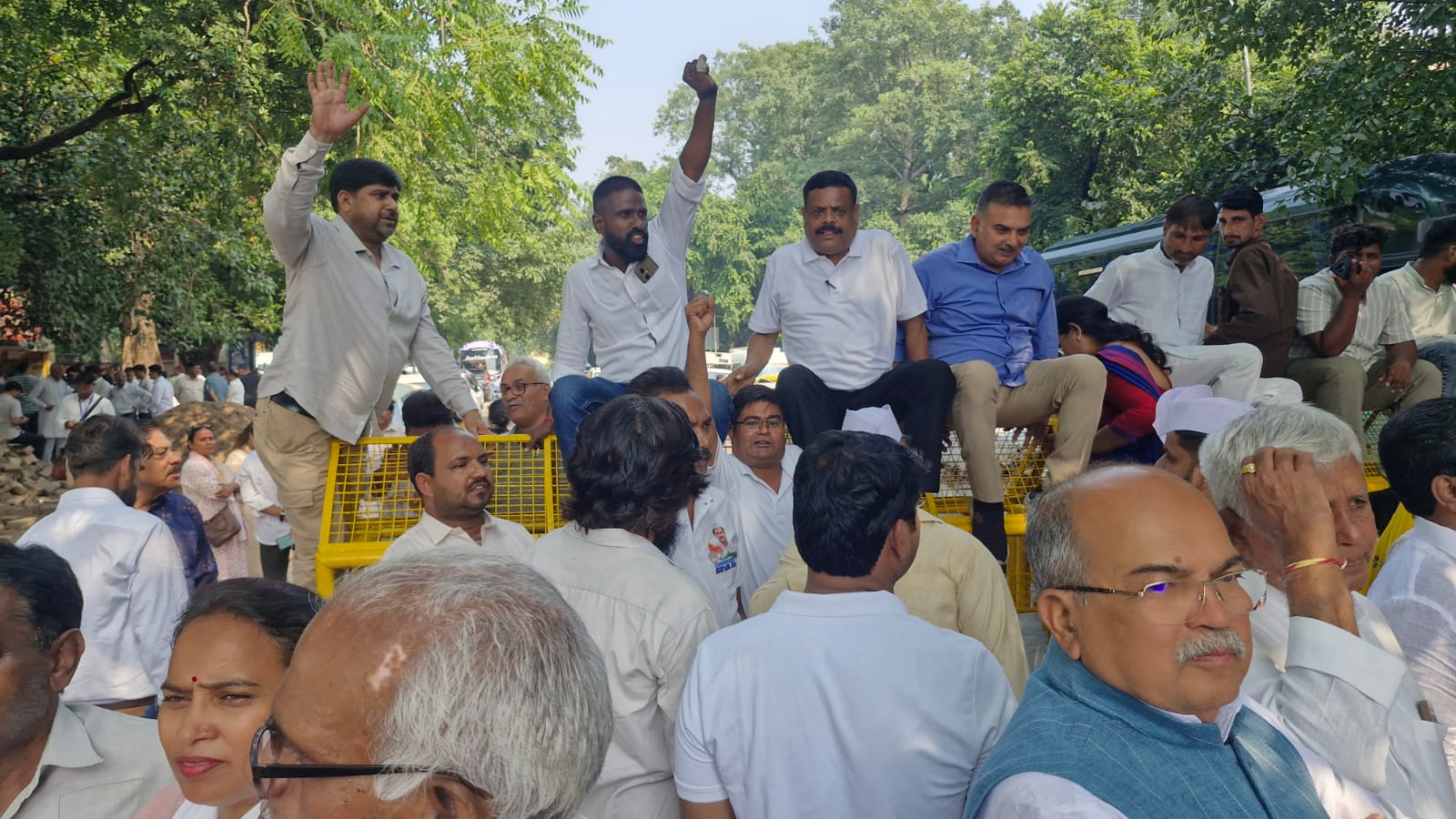 दिल्ली प्रदर्शन से लौटे कांग्रेसी, भाजपा सरकार पर साधा निशाना - महेश द्विवेदी और आरिफ गुड्डा के नेतृत्व में दिल्ली मार्च में शामिल हुए कांग्रेसी नेताओं ने प्रदर्शन को बताया सफल