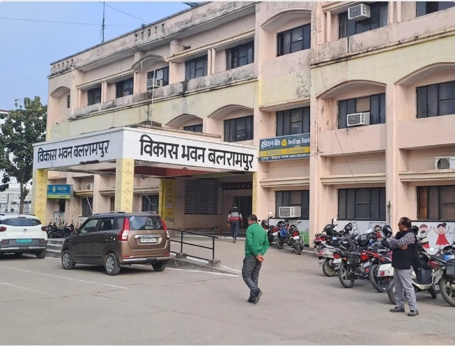 डीपीआरओ के खिलाफ वारंट, कोर्ट के आदेश के बावजूद नहीं बना चकमार्ग,सुनवाई पर नहीं पहुँचे अधिकारी