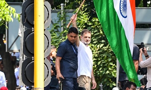 दिल्ली में सियासी संग्राम! राहुल गांधी हिरासत में, EC के खिलाफ विपक्ष का हल्लाबोल
