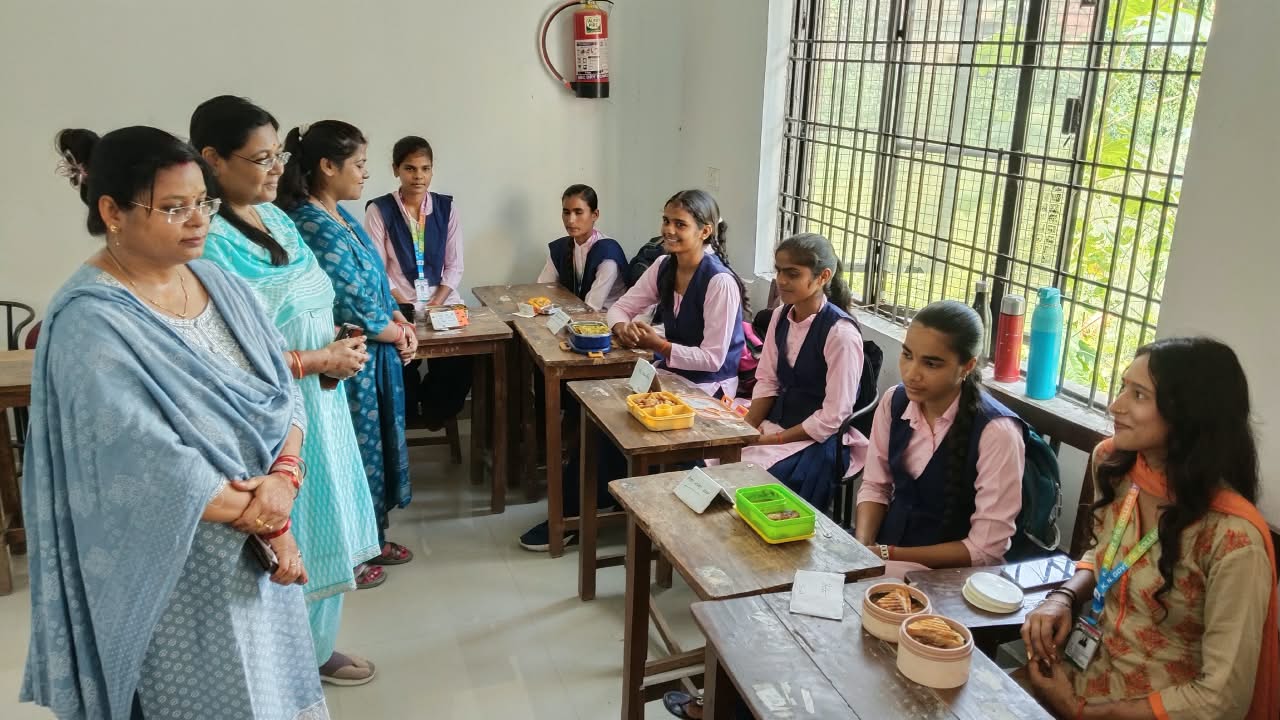 काशी नरेश विवि में टिफिन रेसिपी का प्रदर्शन  पोषण माह के तहत 2-6 साल के बच्चों के लिए हुआ आयोजन
