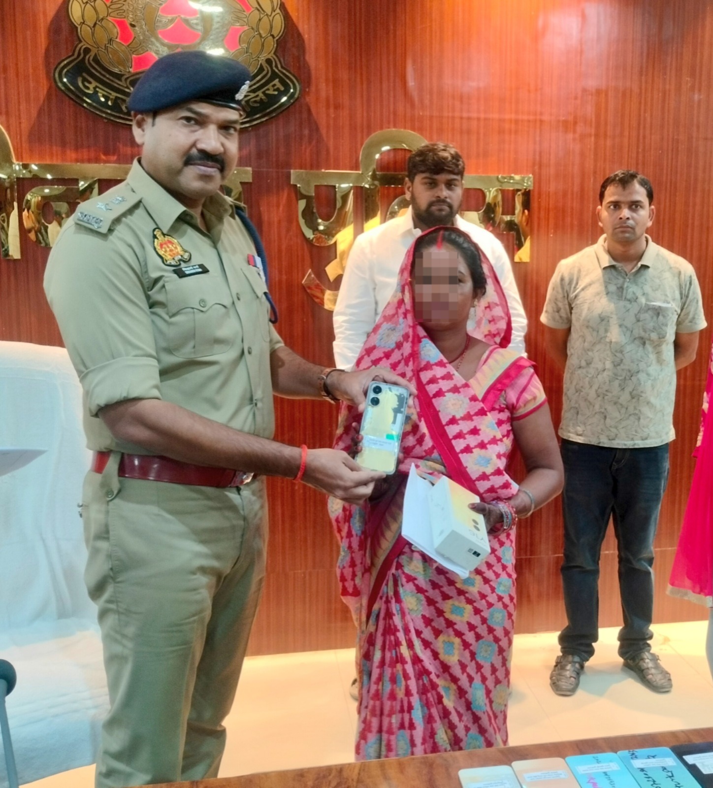 कुशीनगर पुलिस की बड़ी कामयाबी: 21 लाख के 109 खोए मोबाइल बरामद, मालिकों के चेहरे खिले