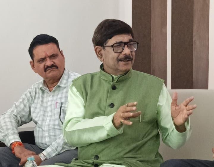 पूर्व डीजीपी डॉ. सूर्यकुमार ने योजनाओं की दी जानकारी - रोजगार, स्वरोजगार और सुशासन को लेकर जनपदवासियों से सहयोग की अपील