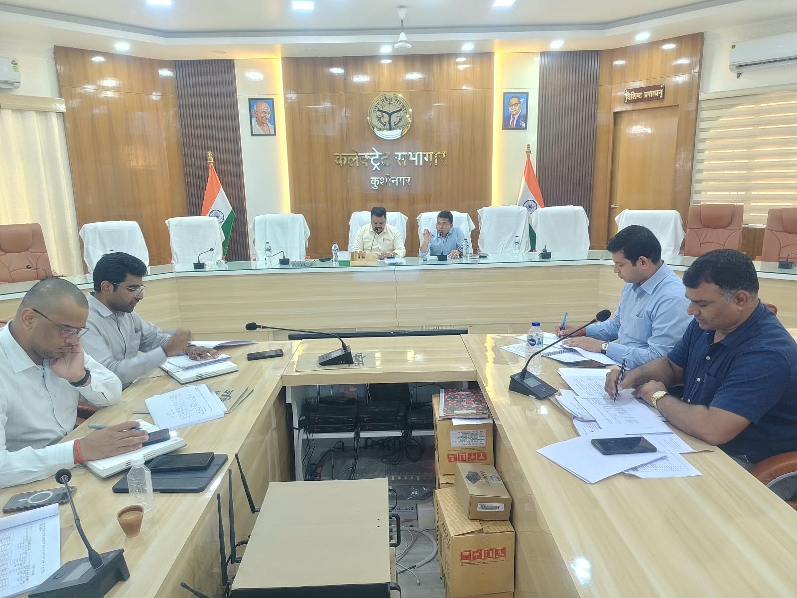 लंबित प्रकरणों का गुणवत्तापूर्ण एवं समयबद्ध निस्तारण सुनिश्चित करें अधिकारी — जिलाधिकारी राजस्व कार्यों, न्यायालय में लंबित वादों, आईजीआरएस एवं राजस्व वसूली की डीएम ने की समीक्षा स्वामित्व योजना