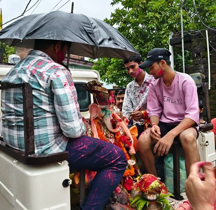 छिवकी गांव में गणेश उत्सव की धूम, गाजे-बाजे के साथ हुआ प्रतिमा विसर्जन