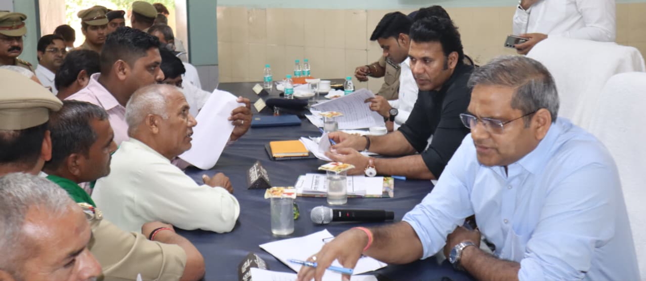 जिलाधिकारी की अध्यक्षता में तहसील नकुड़ में सम्पूर्ण समाधान दिवस सम्पन्न  समस्याओं का समयबद्धता एवं गुणवत्ता से करें निस्तारण - जिलाधिकारी