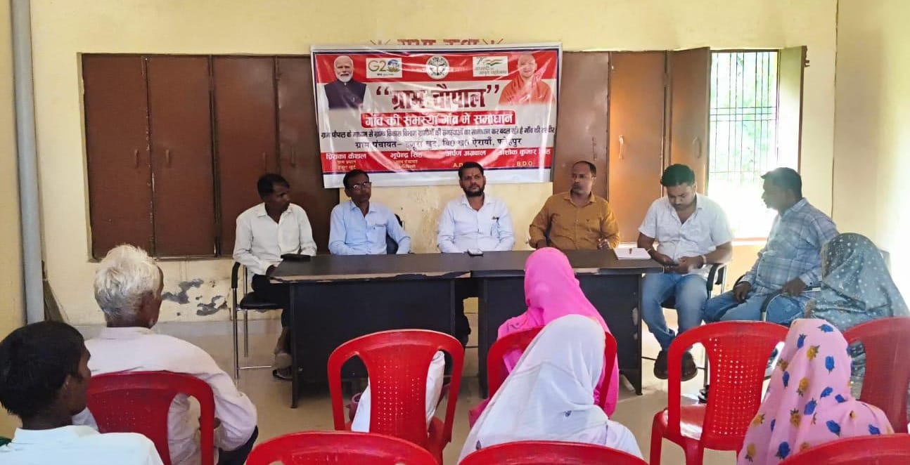 इजूरा खुर्द में ग्रामीण चैपाल, समस्याओं के निस्तारण के निर्देश