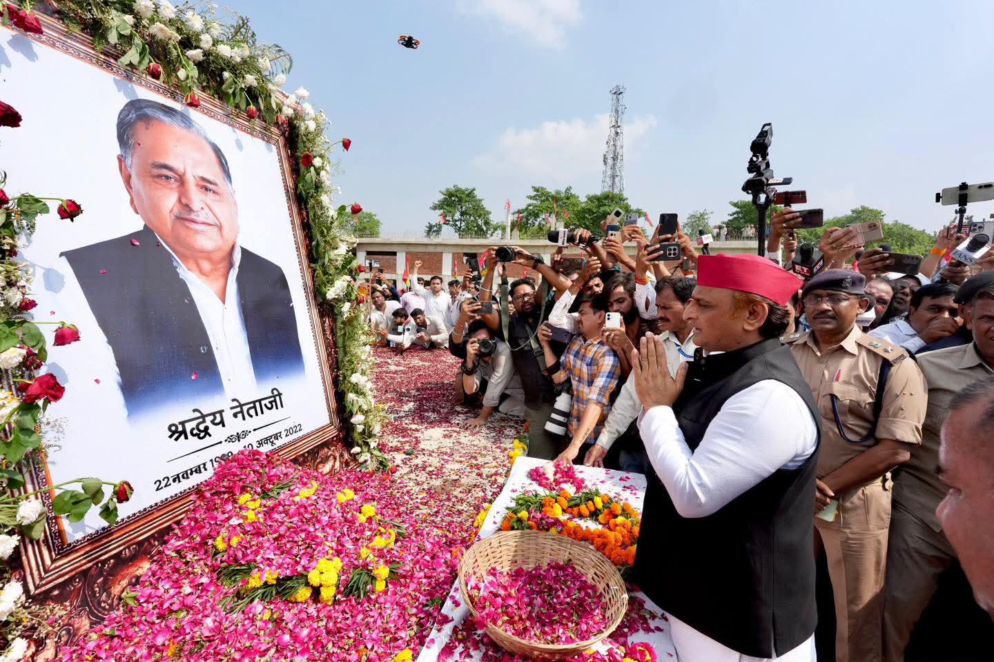 नेताजी की चौथी पुण्यतिथि पर अखिलेश यादव ने परिवार संग समाधि पर अर्पित की पुष्पांजलि शिवपाल सिंह यादव, डिंपल यादव समेत परिवार के सदस्य रहे मौजूद, श्रद्धांजलि देने उमड़े सपा पदाधिकारी और कार्यकर्ता