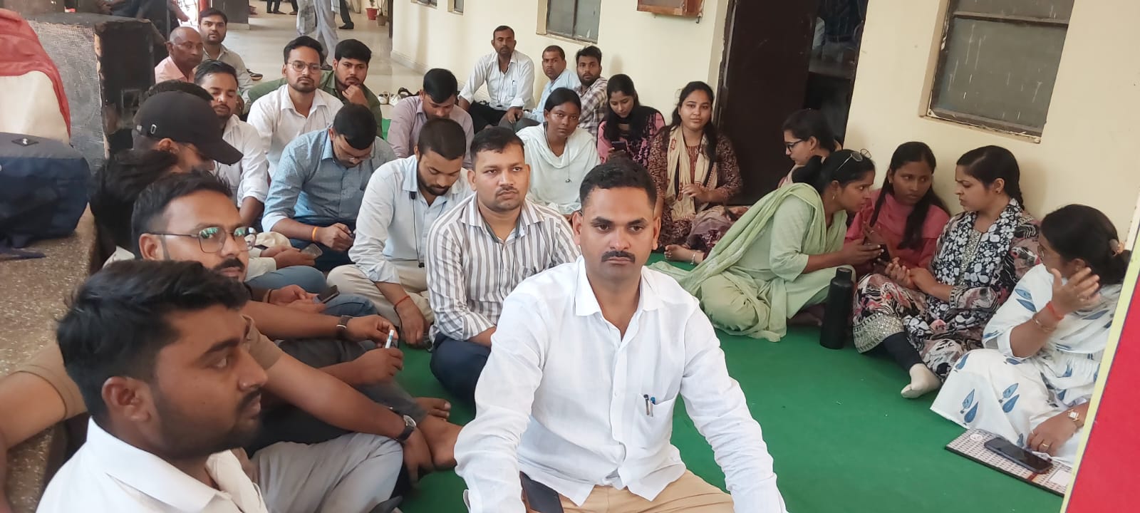 17 अक्टूबर से लेखपालों ने कार्य बहिष्कार की दी चेतावनी  - लेखपाल संघ ने लंबित मांगों को लेकर एसडीएम को सौंपा ज्ञापन, ग्रेड पे, स्थानांतरण और भत्ते बढ़ाने की मांग