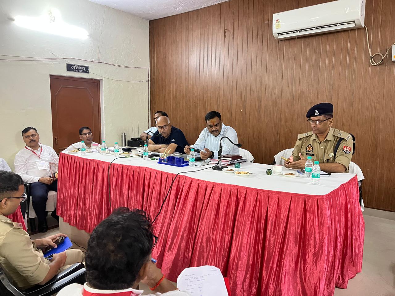 दूर दराज से आ रहे श्रद्धालुओं की सुविधा का रखें ख्याल - जिलाधिकारी