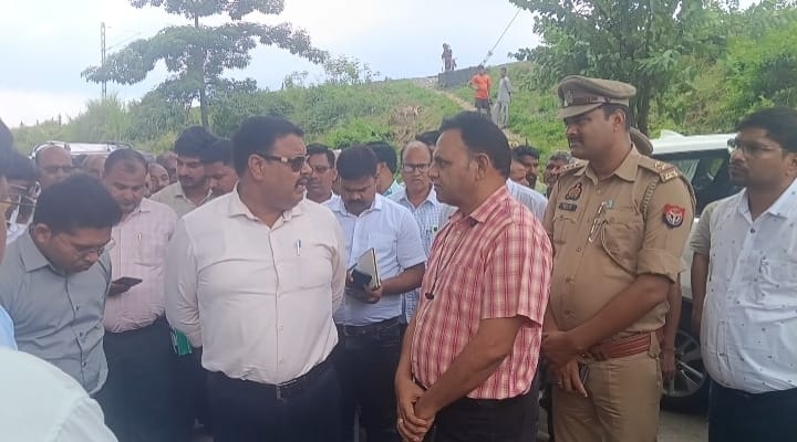 नरायणी उफान पर: कुशीनगर के 5 गांवों में घुसा बाढ़ का पानी  600 परिवार तटबंध पर शिफ्ट डीएम ने किया निरीक्षण
