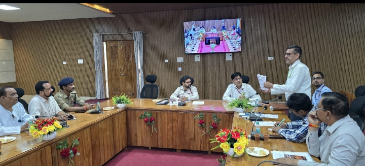 रंग मिला जूस बेचने वालों पर होगी सख्त कार्रवाई: डीएम खाद्य पदार्थों की गुणवत्ता जांचने के निर्देश, नकली दवाओं की बिक्री पर भी होगी कार्रवाई