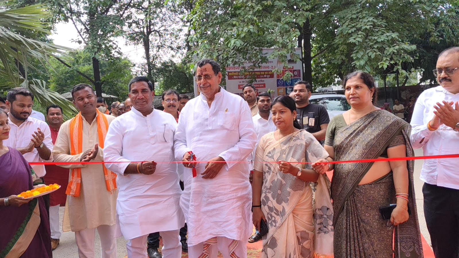 मीरजापुर विकास भवन में ‘सेवा दिवस एवं आशीर्वाद’ थीम पर लगी प्रदर्शनी, लाभार्थियों को योजनाओं का मिला लाभ