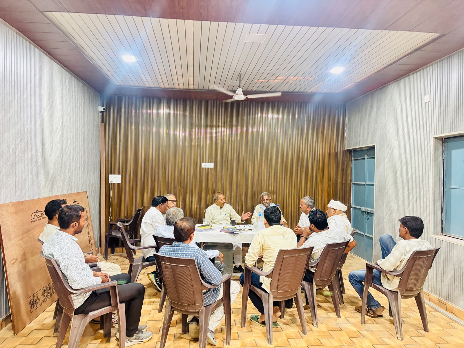 शिक्षक ही शिक्षकों की समस्याओं को बेहतर ढंग से समझ सकता है : शिवशंकर पटेल इलाहाबाद, कौशांबी और हमीरपुर में जनसंपर्क कर स्नातक मतदाताओं से मांगा समर्थन