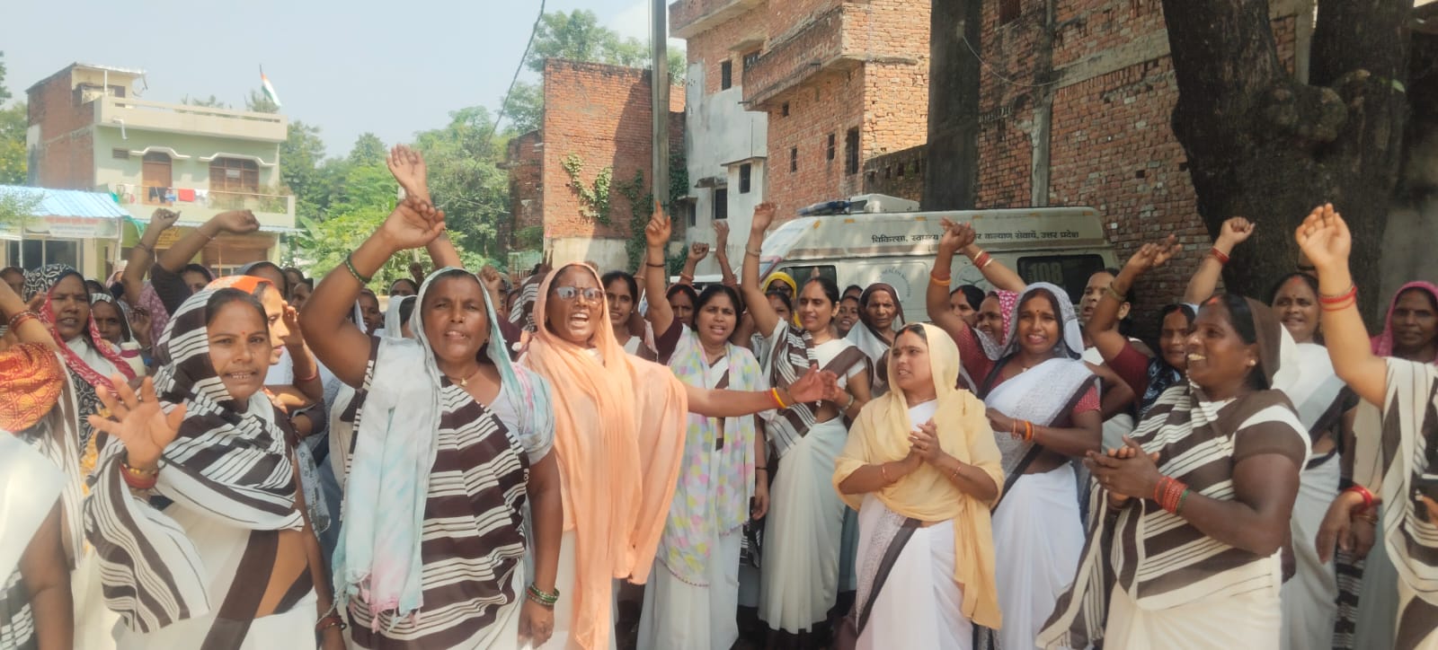 मांगों को लेकर आशा बहुओं का अनिश्चितकालीन धरना, सैकड़ों कार्यकर्ताओं ने भरी हुंकार  सरकारी कर्मचारी का दर्जा, मानदेय बढ़ाने समेत कई मांगों को लेकर सीएचसी परिसर में प्रदर्शन
