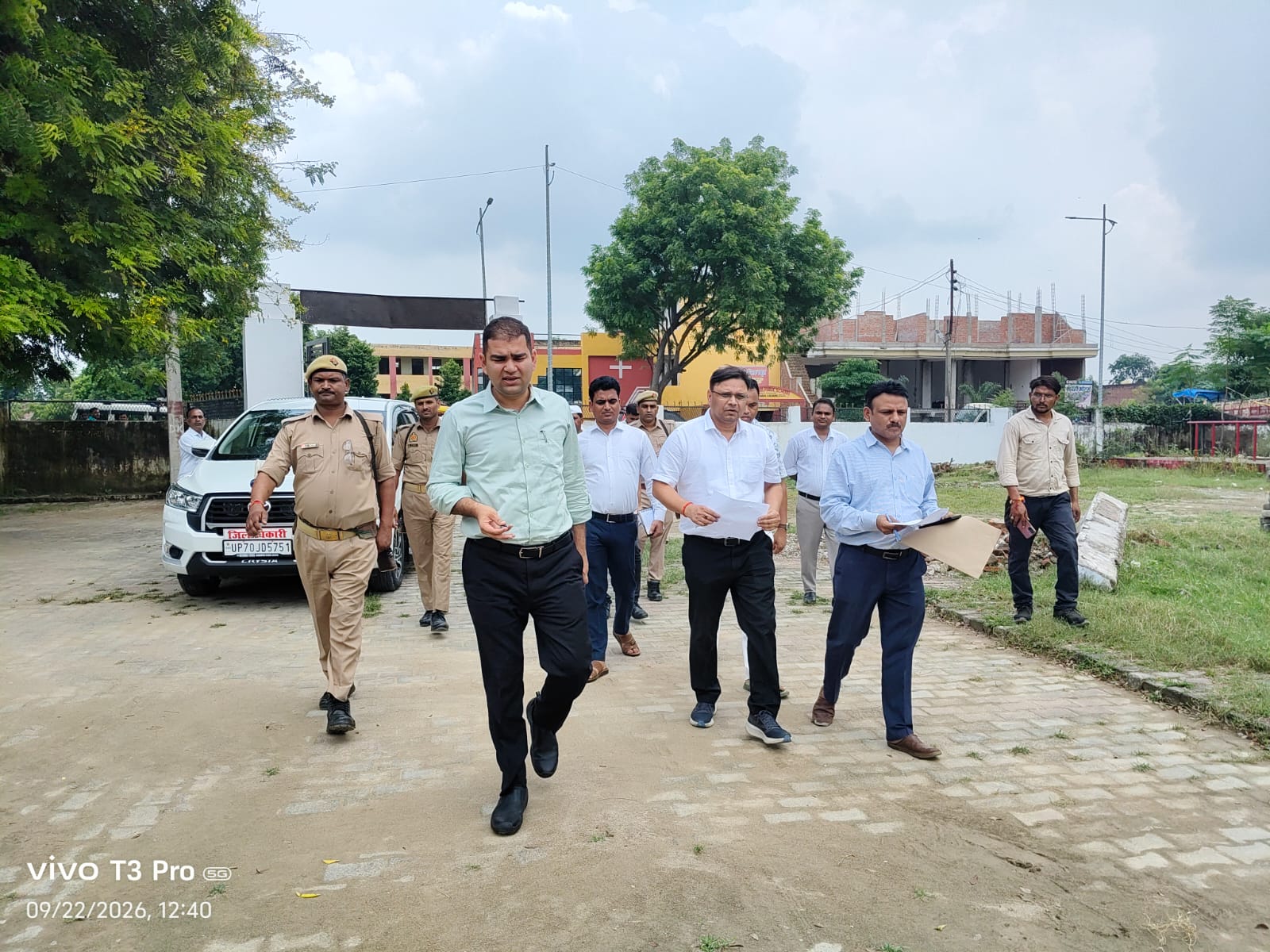 जिलाधिकारी ने प्राथमिक विद्यालय पूरब-पश्चिम शरीरा का किया स्थलीय निरीक्षण