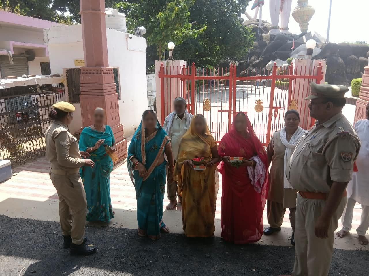 भदोही पुलिस ने मिशन शक्ति के तहत महिलाओं को किया जागरूक:कानूनी अधिकार, हेल्पलाइन नंबर और साइबर अपराधों से बचाव के उपाय बताए