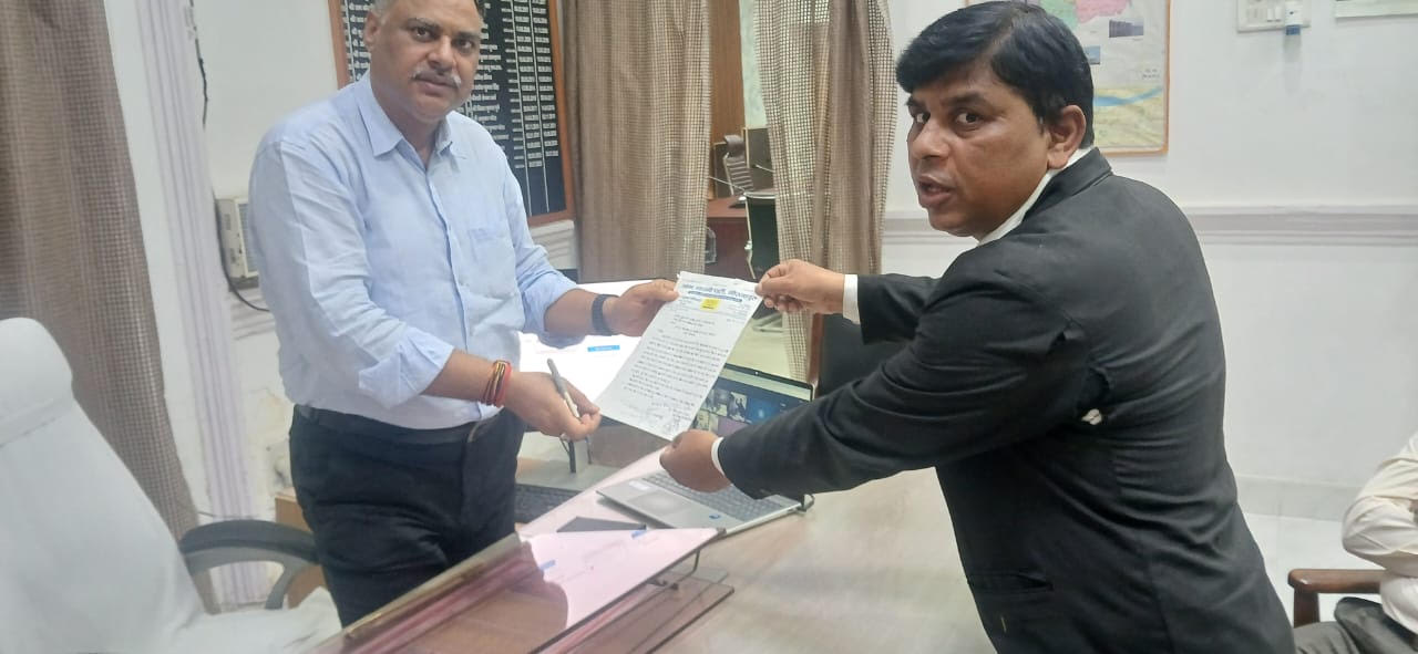 अधिवक्ता प्रोटेक्शन एक्ट लागू करने की मांग को लेकर डीएम को सौंपा ज्ञापन