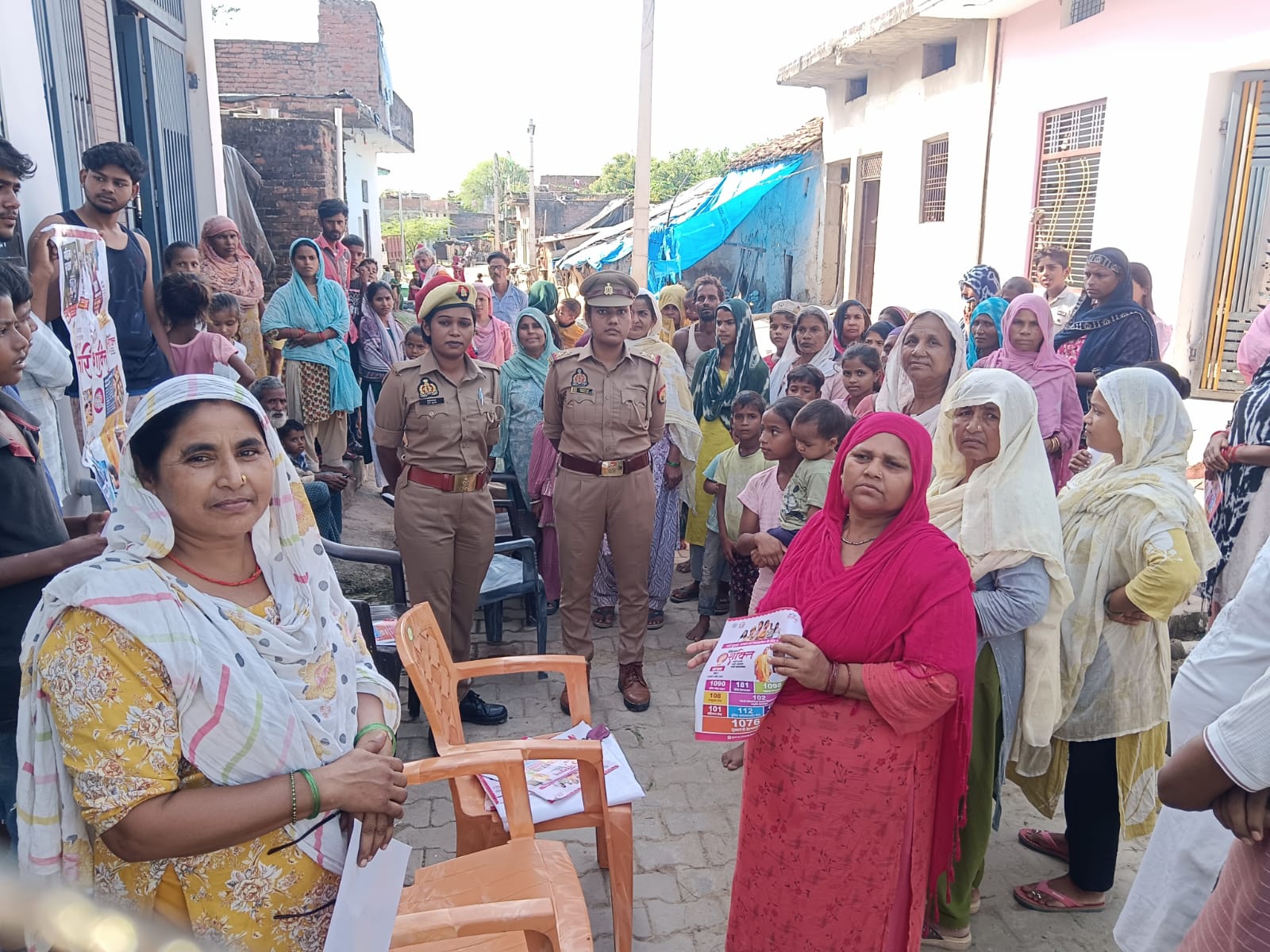 डफलियान बस्ती में मिशन शक्ति के तहत महिला ग्राम चौपाल महिलाओं की समस्याएं सुनीं, सुरक्षा व सम्मान के प्रति किया जागरूक; हेल्पलाइन नंबरों की दी जानकारी