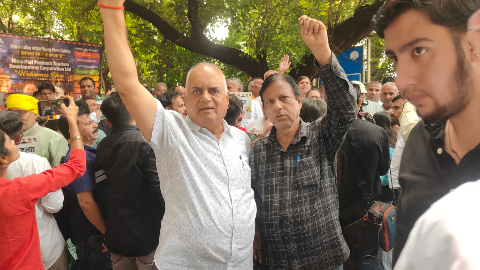 ‘वोट चोर, गद्दी छोड़’ के नारों से गूंजा दिल्ली, झाँसी के कांग्रेसियों ने किया प्रदर्शन  मंडी हाउस पर जुटे कांग्रेसी, राहुल गांधी के समर्थन में उठाई आवाज