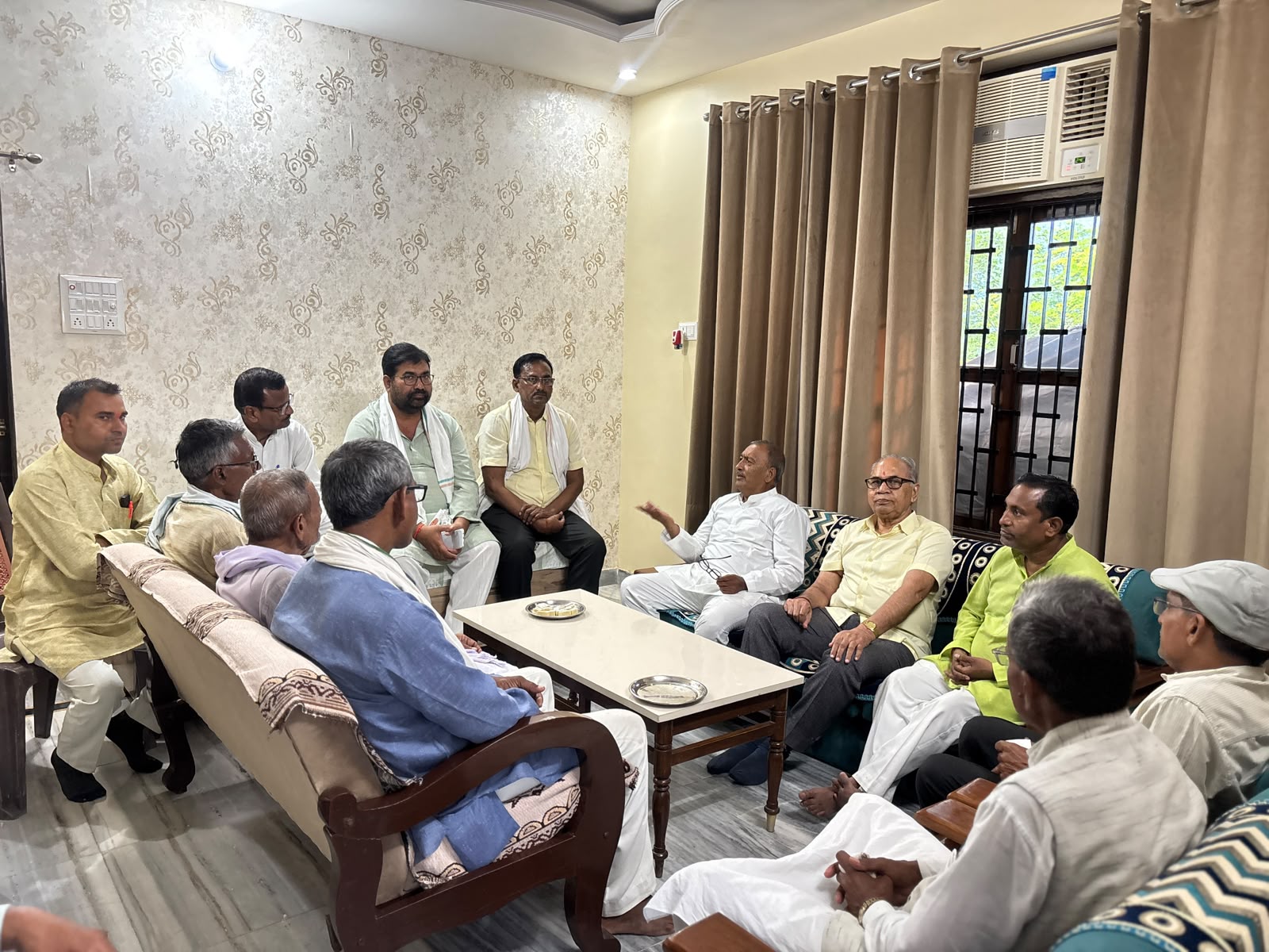 निर्दलीय एमएलसी प्रत्याशी शिवशंकर पटेल ने किया जनसंपर्क,भाजपा की नीतियों पर उठाए सवाल