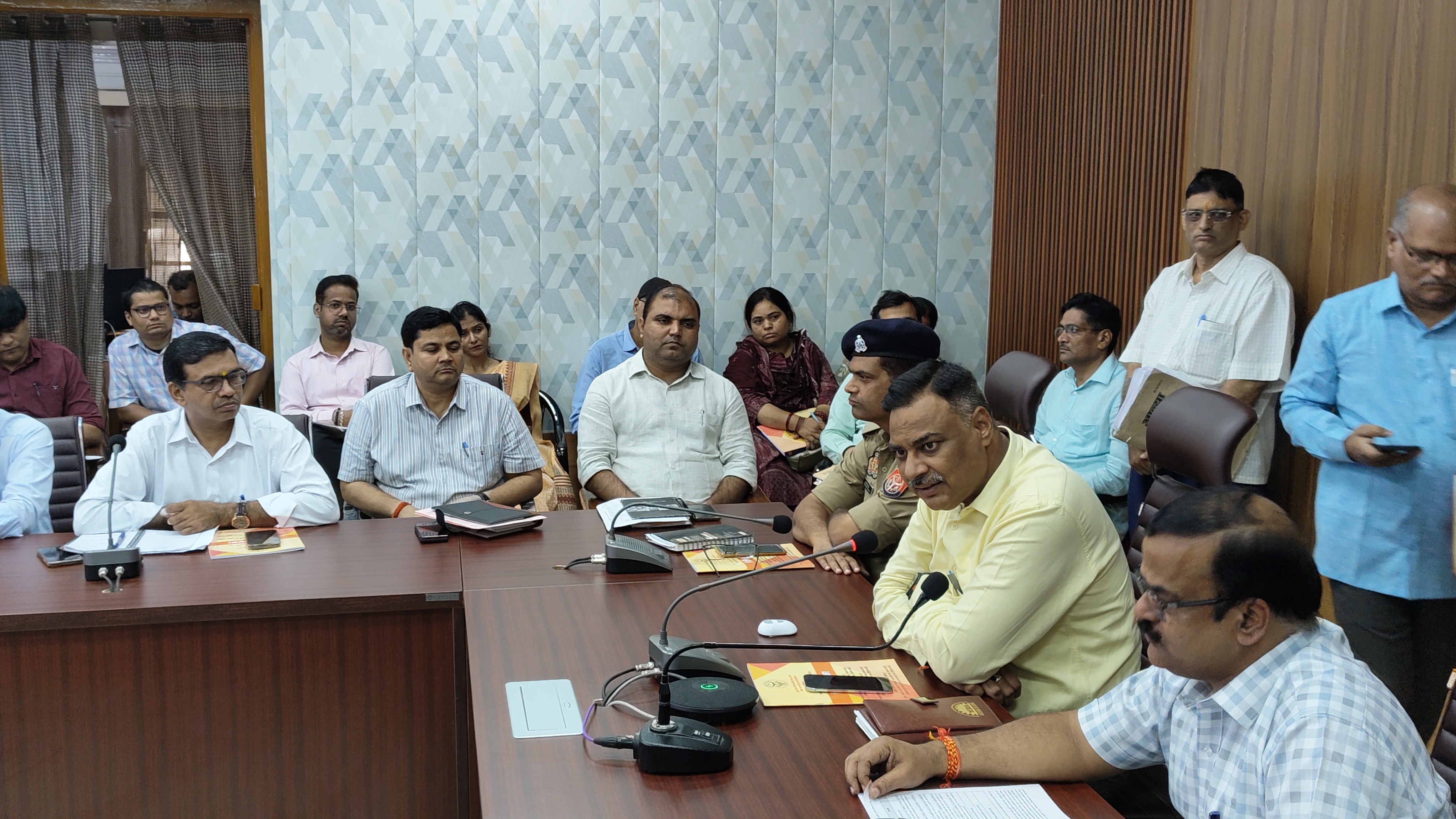 मिर्जापुर में PET परीक्षा की तैयारियों को लेकर डीएम ने दिए निर्देश, 24 केंद्रों पर 9,312 अभ्यर्थी होंगे शामिल