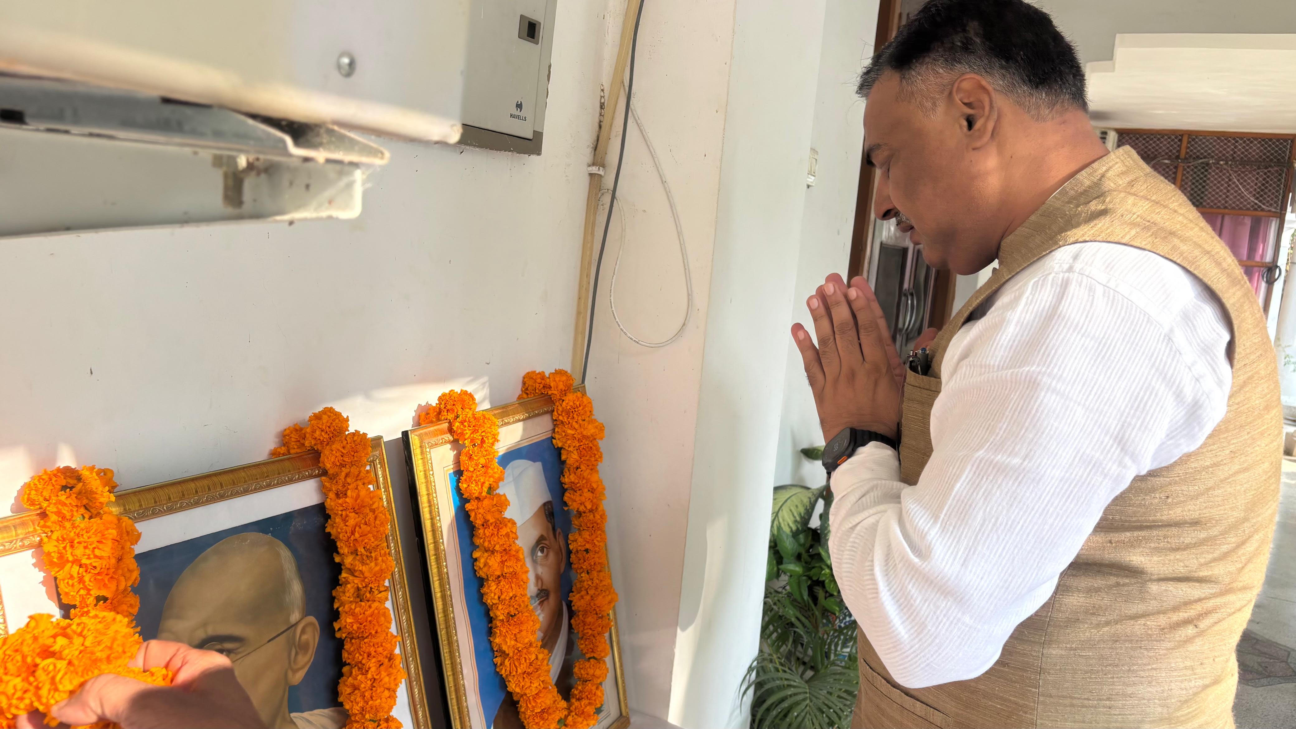 गांधी व शास्त्री जयंती पर मंडलायुक्त व डीएम ने ध्वजारोहण कर किया माल्यार्पण