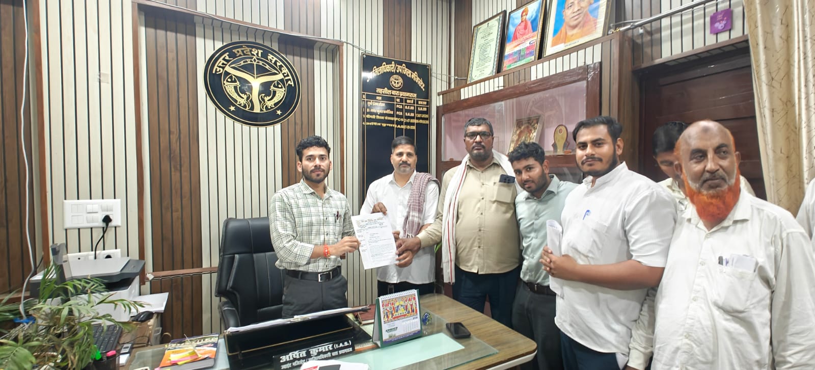 लेखपालों ने एसडीएम बारा को सौंपा ज्ञापन, मांगों को लेकर कार्य बहिष्कार जारी 10 वर्षों से ग्रेड पे बढ़ाने की मांग, मंडलीय स्थानांतरण और वेतन विसंगति दूर करने समेत कई मांगों को लेकर धरना प्रदर्शन