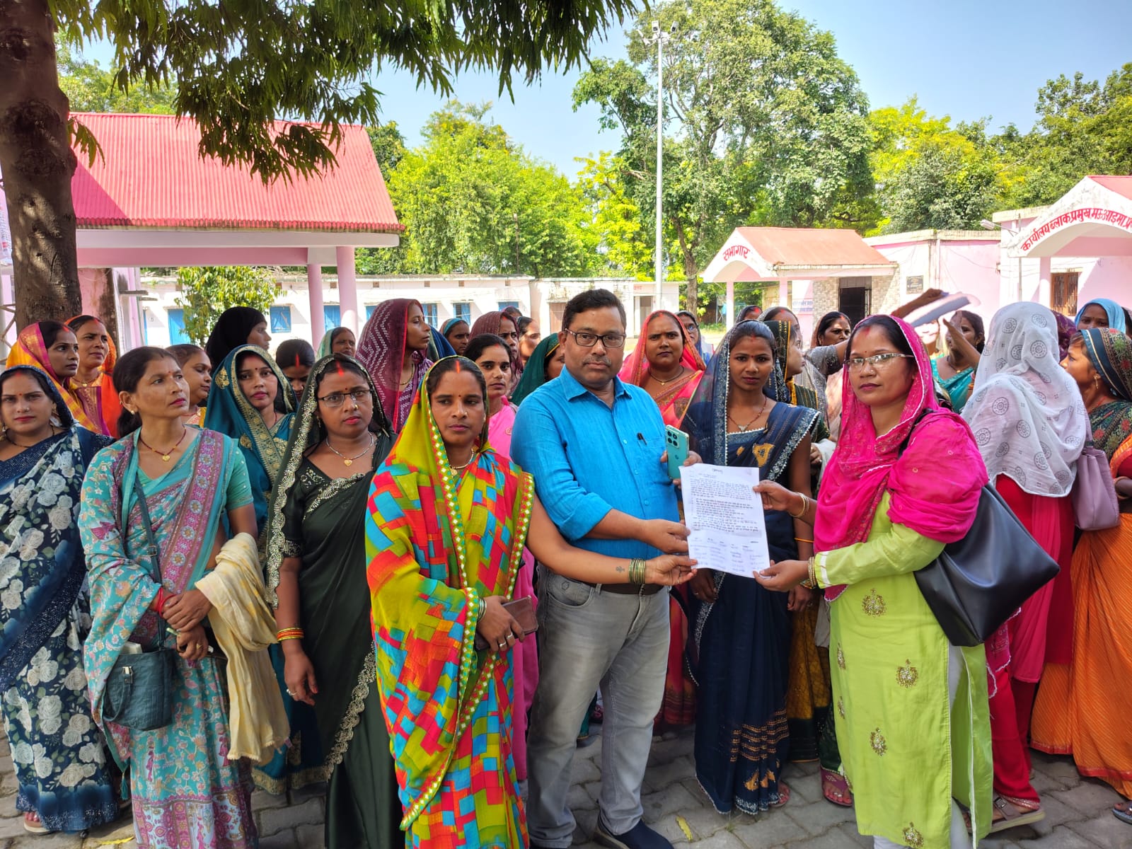 समूह सखियों ने अपनी मांगों को लेकर खंड विकास अधिकारी को सौंपा ज्ञापन