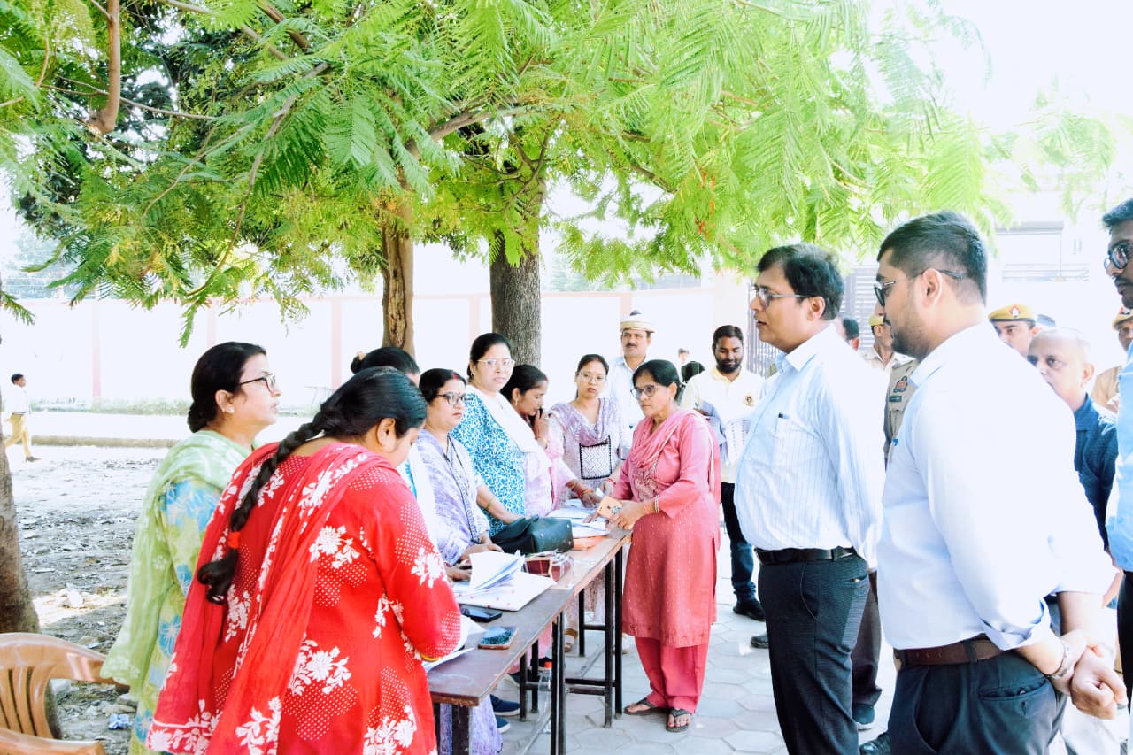 मतदाता सूची में नाम जोड़ने को बूथों पर जुटा प्रशासन, डीएम ने परखी अभियान की रफ्तार बीएलओ से लिया फॉर्म-6 का ब्योरा, पात्र युवाओं का नाम जोड़ने में न बरतें ढिलाई
