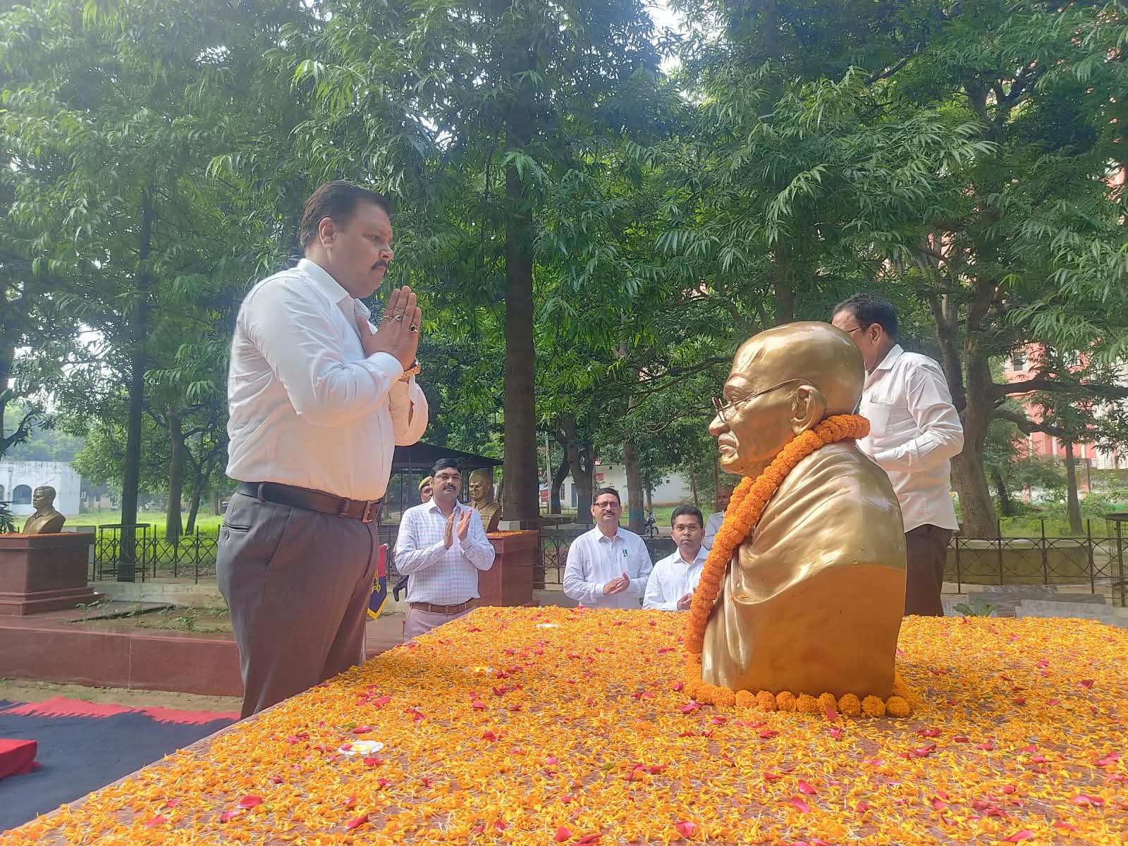 कुशीनगर: कलेक्ट्रेट में धूमधाम से मनी गांधी-शास्त्री जयंती, DM बोले- गांधी जी के विचारों को आत्मसात करना ही सच्ची श्रद्धांजलि